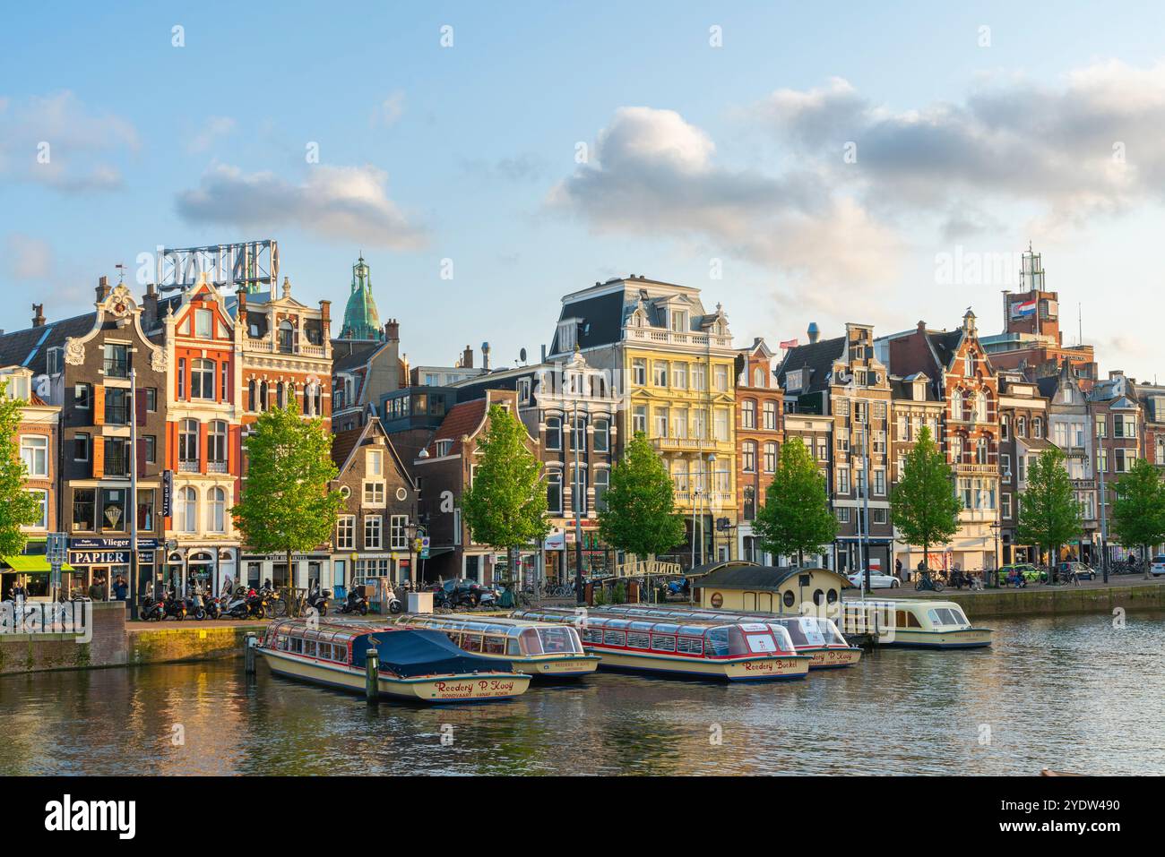Barche sul fiume Amstel al tramonto, Amsterdam, Paesi Bassi, Europa Foto Stock