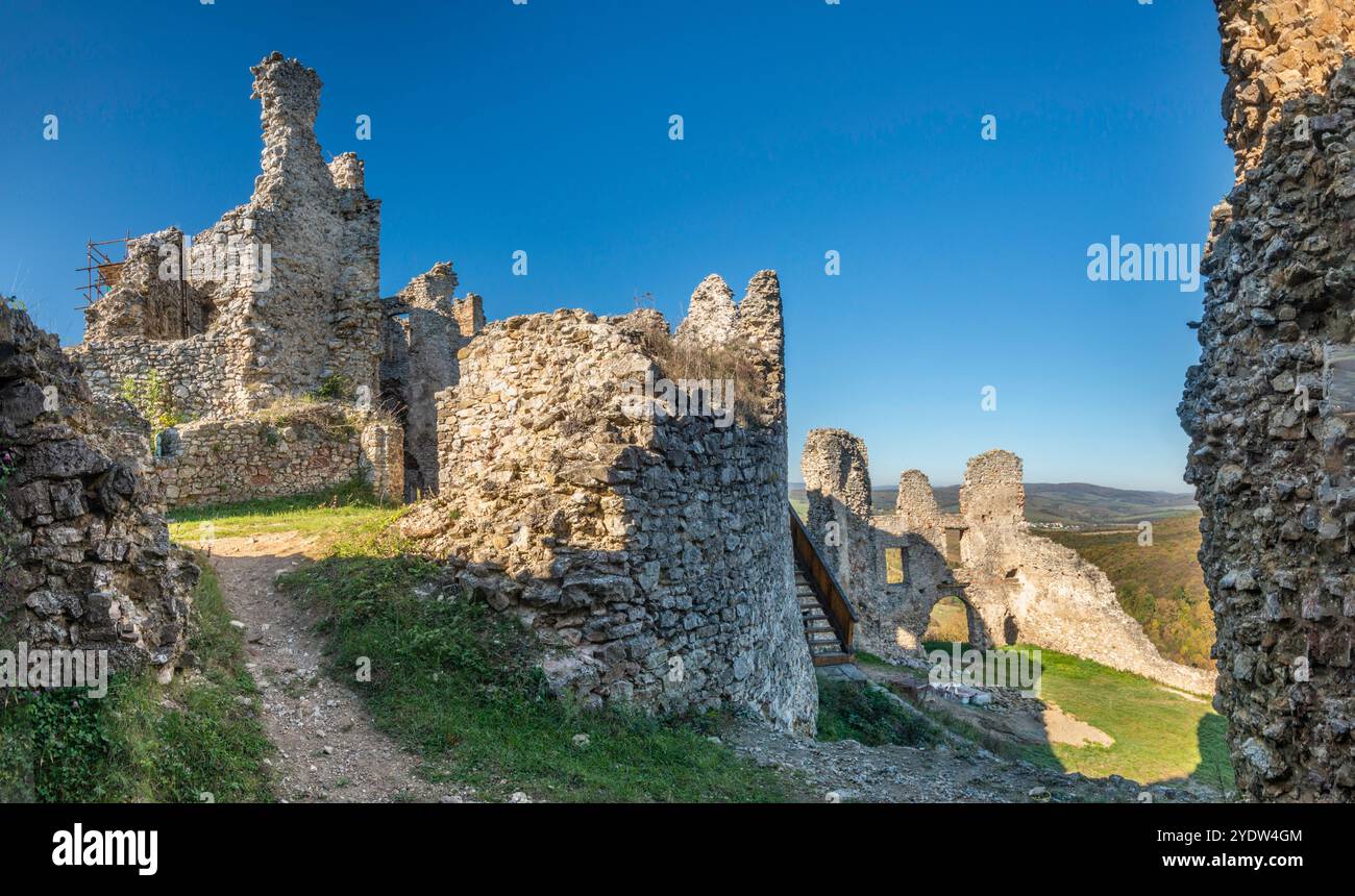 Palazzo Sud al Castello di Brekov (Brekovsky hrad) rovine, XIV secolo, vicino Humenne, regione di Prešov, Slovacchia Foto Stock