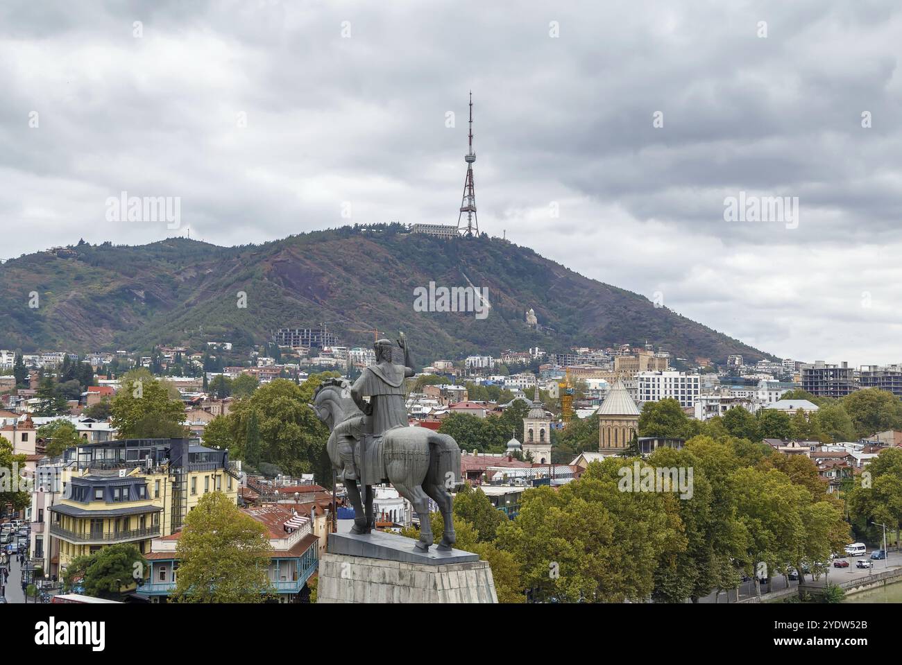Vista panoramica di Tbilisi con il fiume Kura dalla chiesa di Metekhi, Georgia, Asia Foto Stock