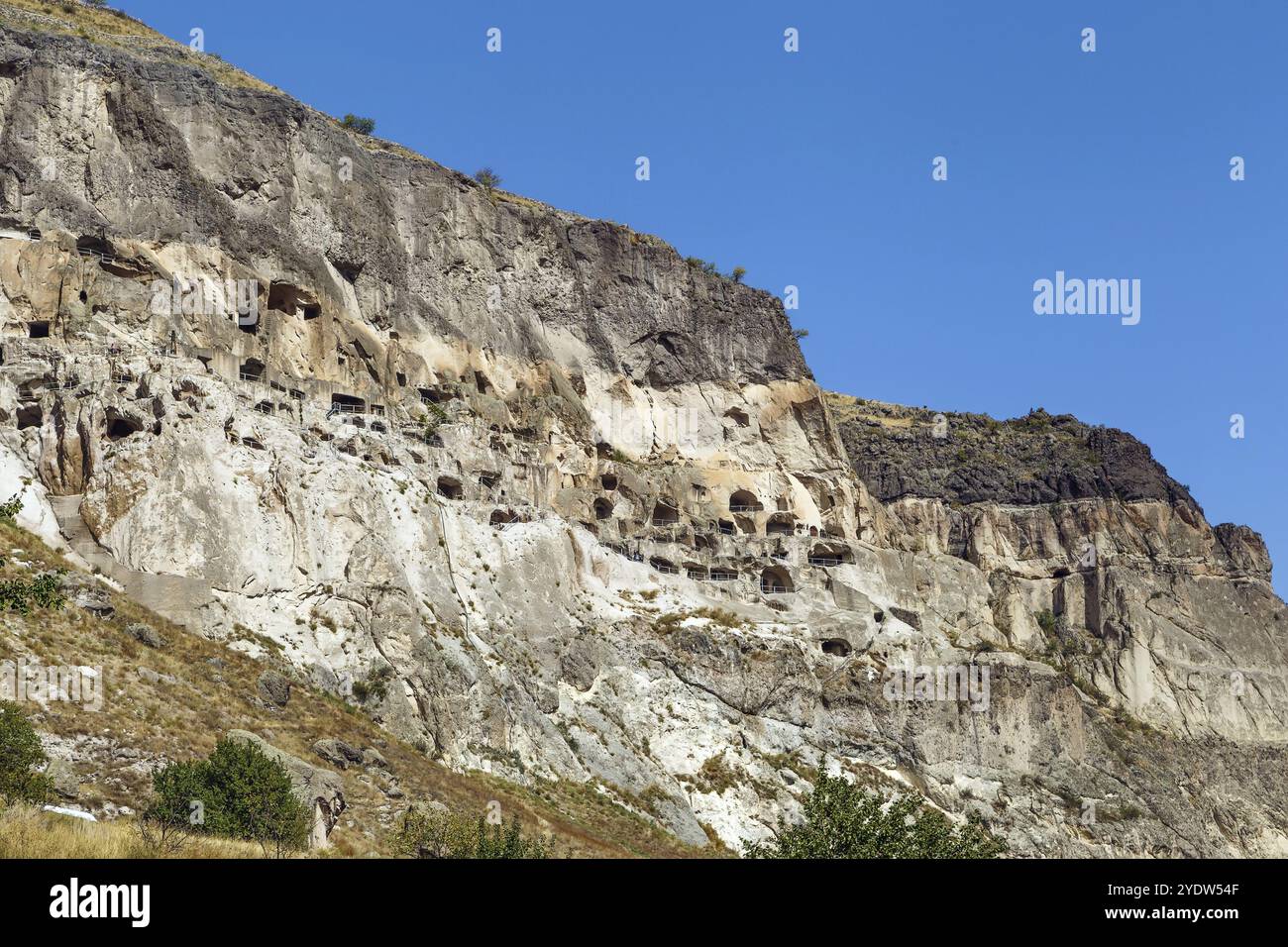 Vardzia è un monastero scavato dalle pendici del monte Erusheti sulla riva sinistra del fiume Kura Foto Stock