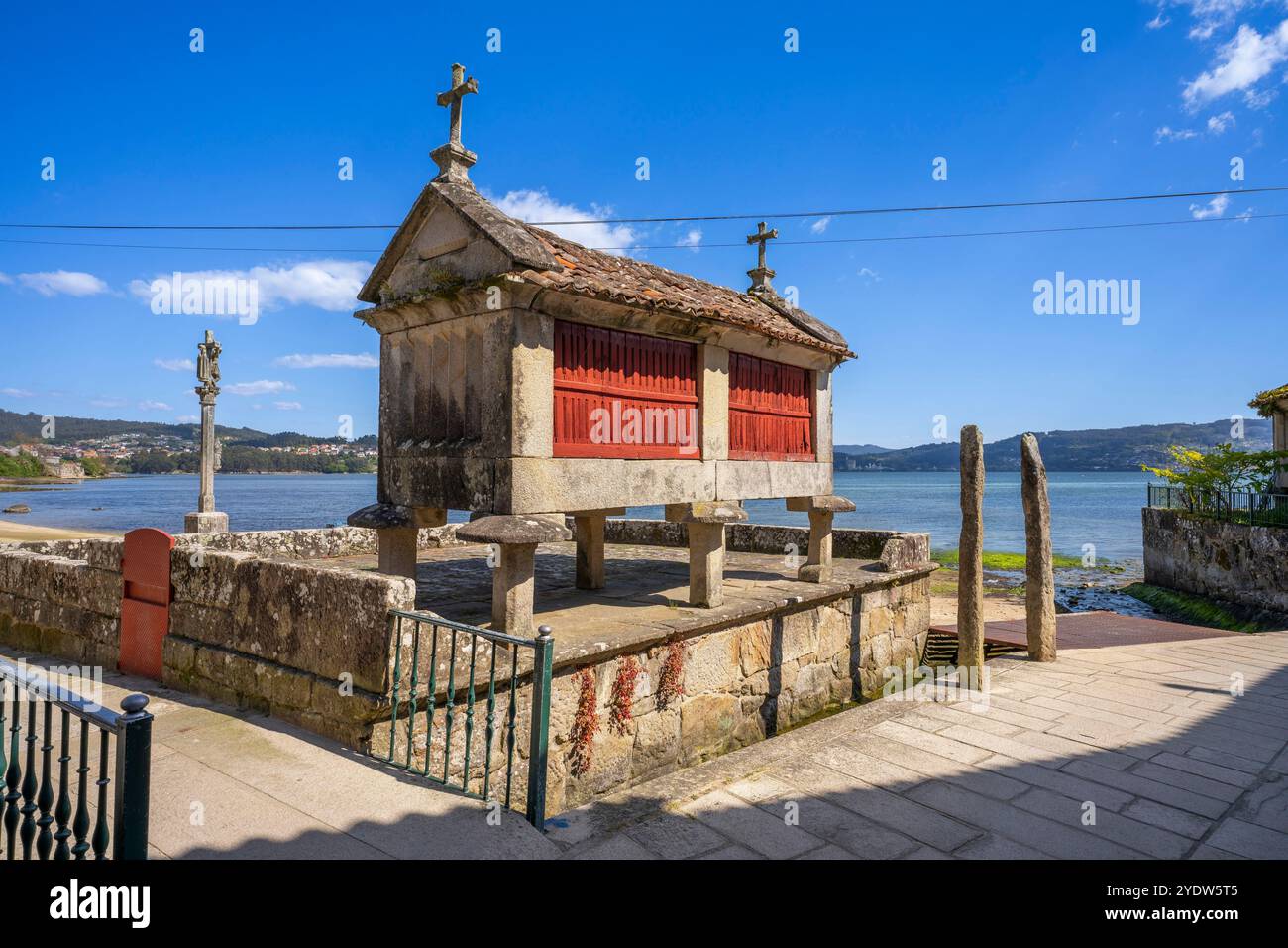 Horreos (granaio), Combarro, Galizia, Spagna, Europa Foto Stock