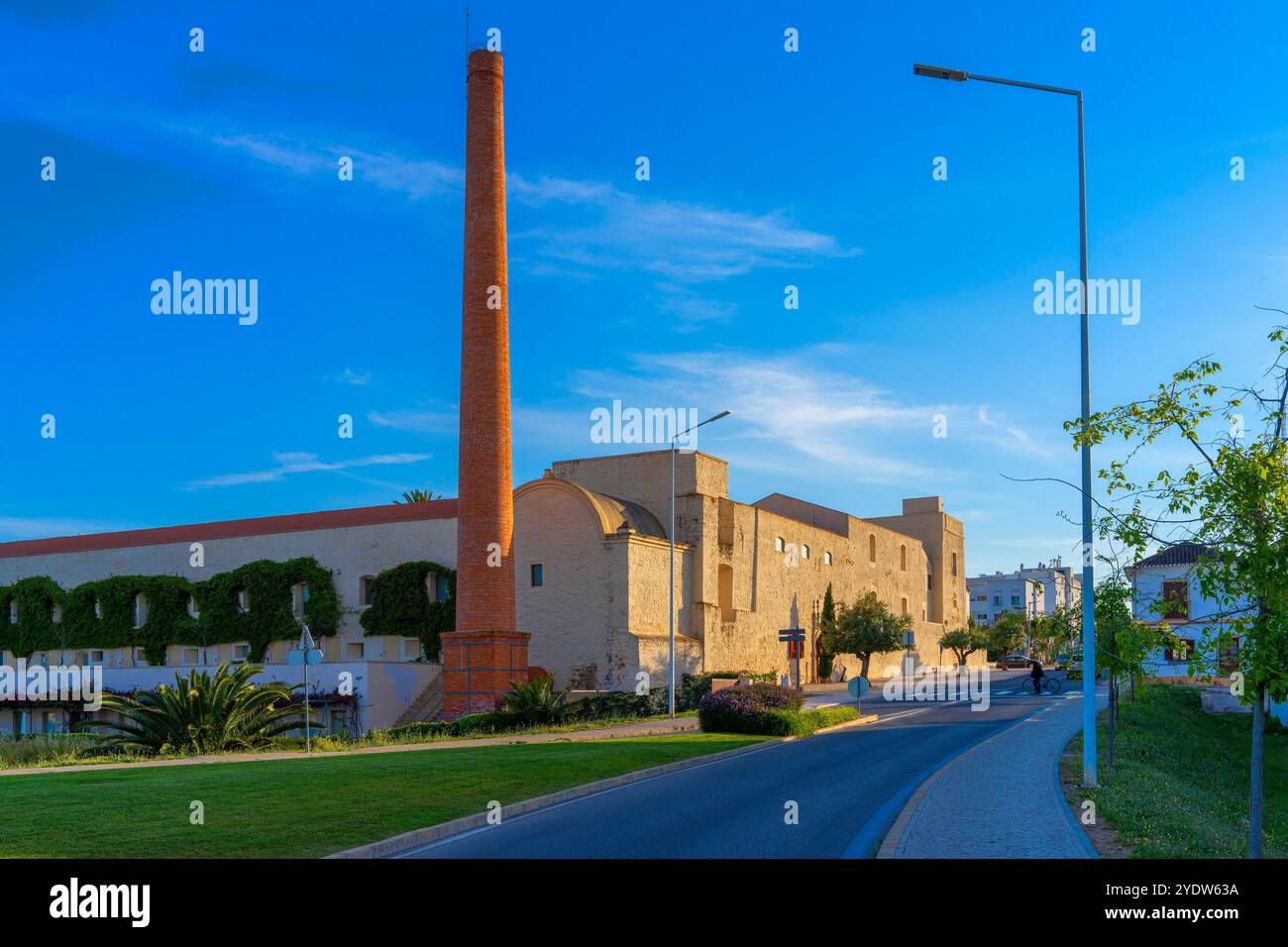 Ex Convento das Bernardas, fondato nel 1509 e trasformato in residenza su progetto di Eduardo Souto Moura, Tavira, Algarve, Portogallo Foto Stock