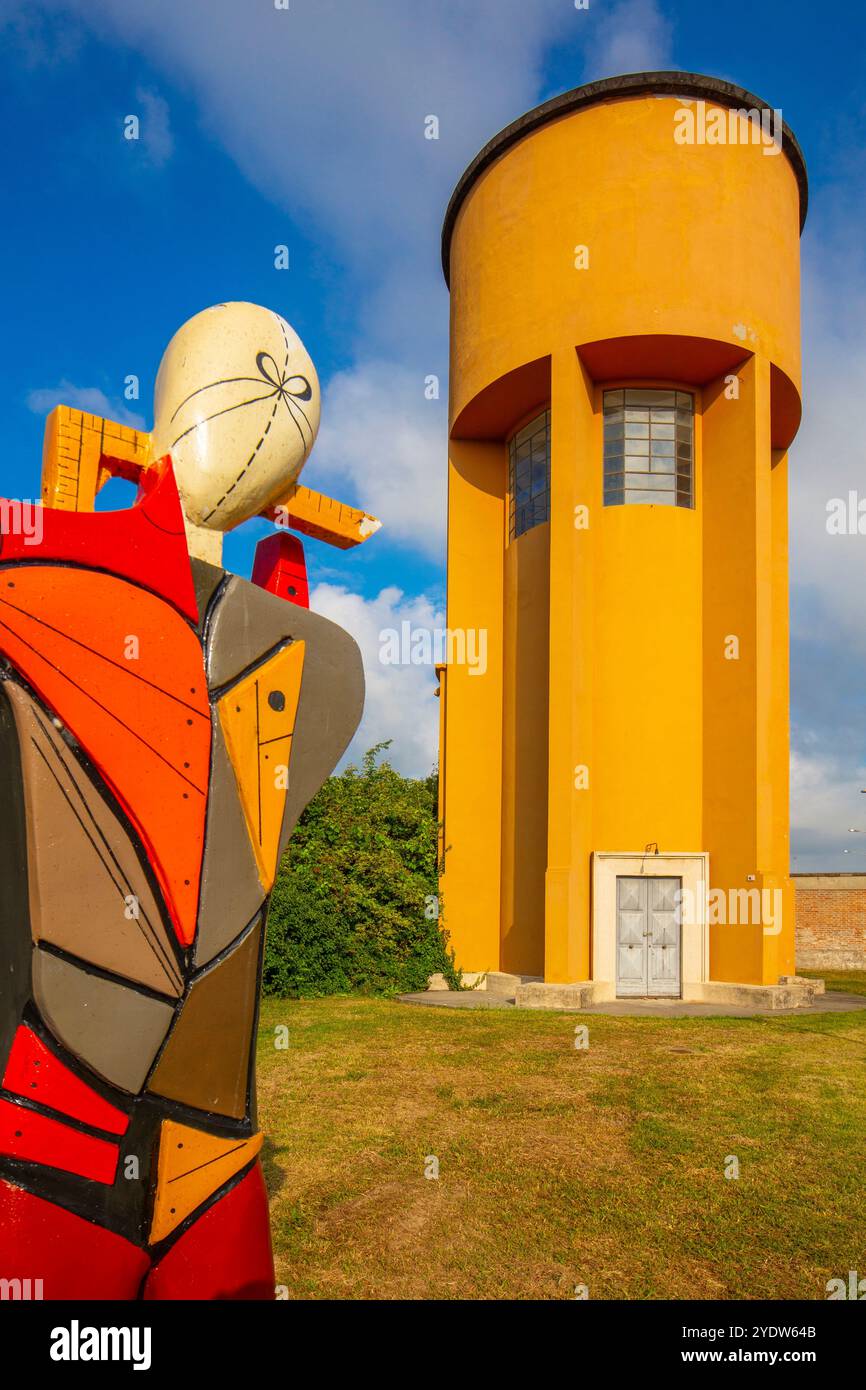 Serbatoio dell'acqua vicino all'edificio bagni, Tresigallo, Emilia-Romagna, Italia, Europa Foto Stock