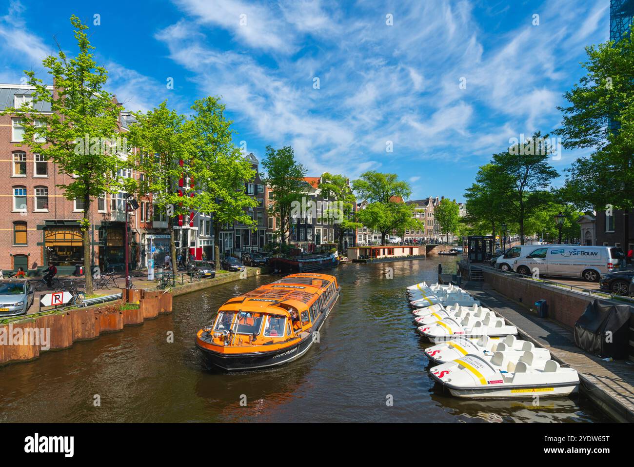 Barca turistica sul canale Prinsengracht, Amsterdam, Paesi Bassi, Europa Foto Stock