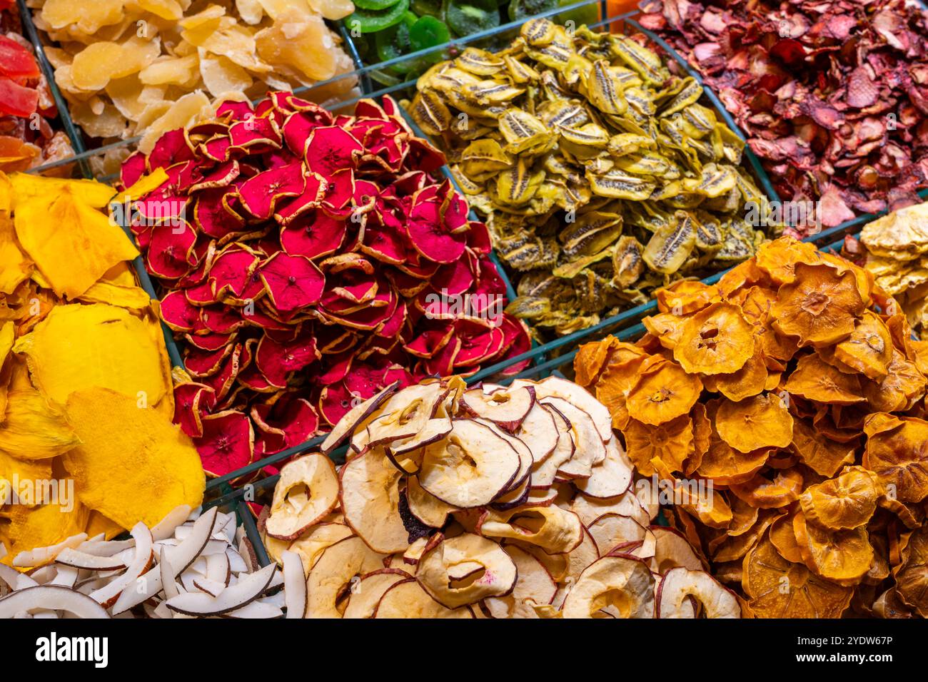 Spezie e frutta secca diverse in esposizione nel negozio, bazar egiziano (mercato del Bazar delle spezie), Eminonu, distretto di Fatih, provincia di Istanbul, Turchia Foto Stock