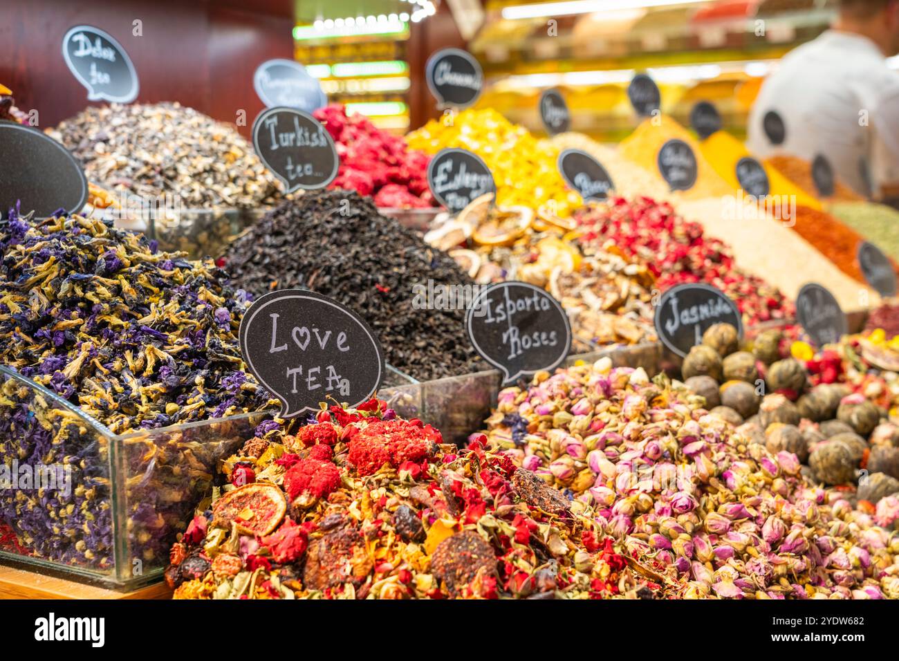 Diversi tè in esposizione in negozio, Bazaar egiziano (mercato del Bazaar delle spezie), Eminonu, distretto di Fatih, provincia di Istanbul, Turchia, Europa Foto Stock