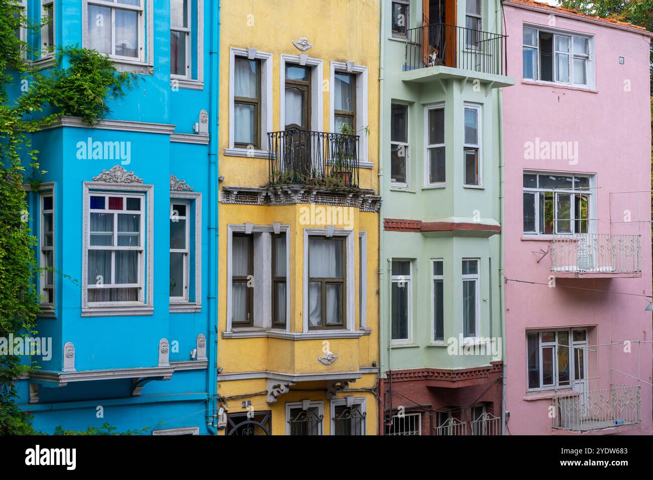Case colorate del quartiere Balat, Istanbul, Turchia, Europa Foto Stock