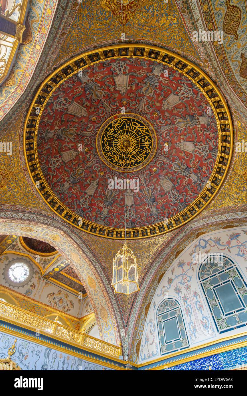 Soffitto all'interno dell'Harem, Palazzo Topkapi, sito patrimonio dell'umanità dell'UNESCO, Istanbul, Turchia, Europa Foto Stock