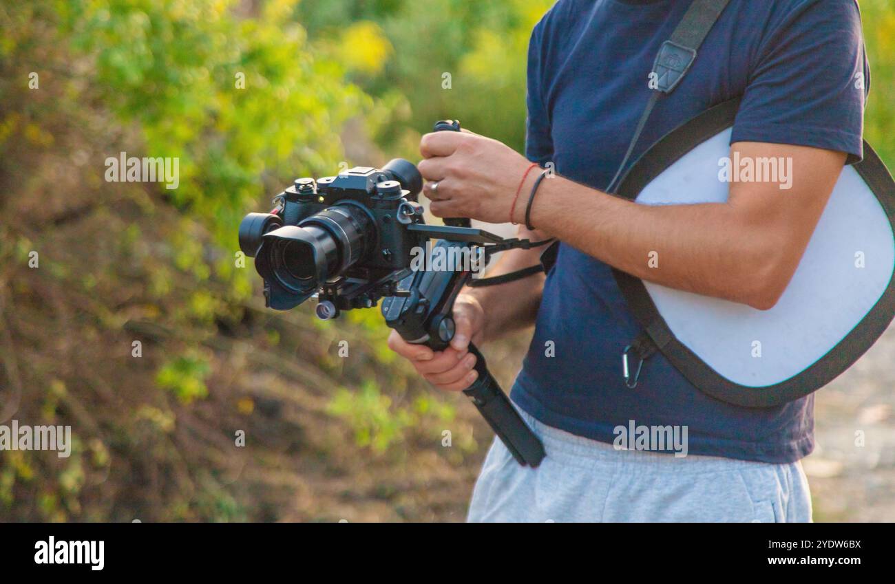 L'operatore registra un video su una videocamera. Messa a fuoco selettiva. Natura. Foto Stock