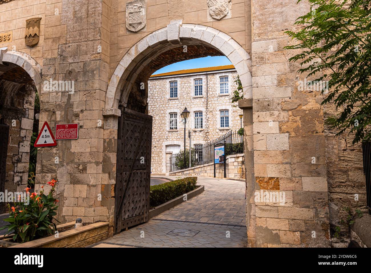 Le storiche mura della città incorniciano il centro di Gibilterra, a sud della penisola iberica, Gibilterra, in Europa Foto Stock