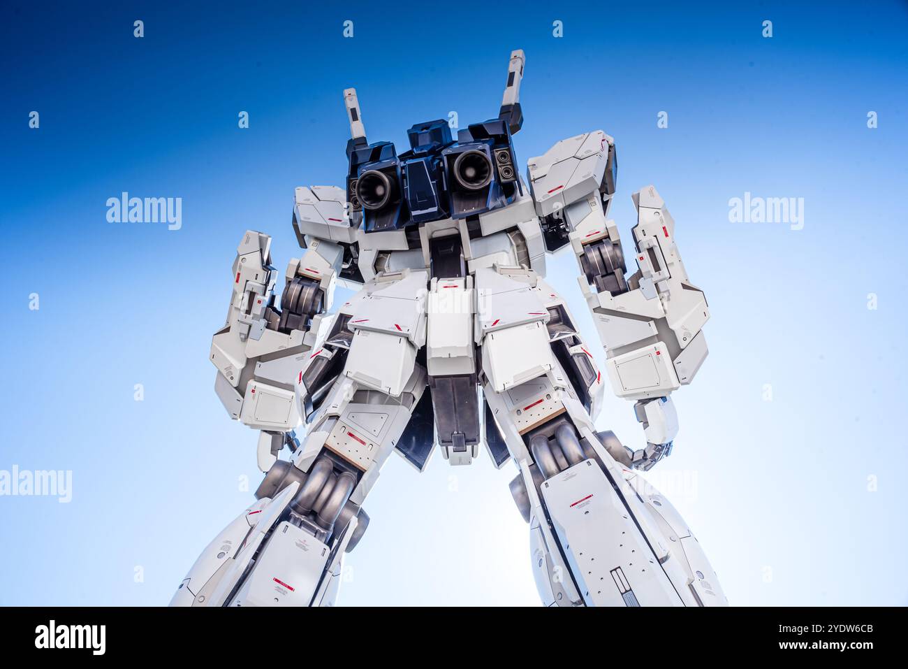 La statua a grandezza naturale dell'Unicorn Gundam, Odaiba, contro un cielo blu, Tokyo, Honshu, Giappone, Asia Foto Stock