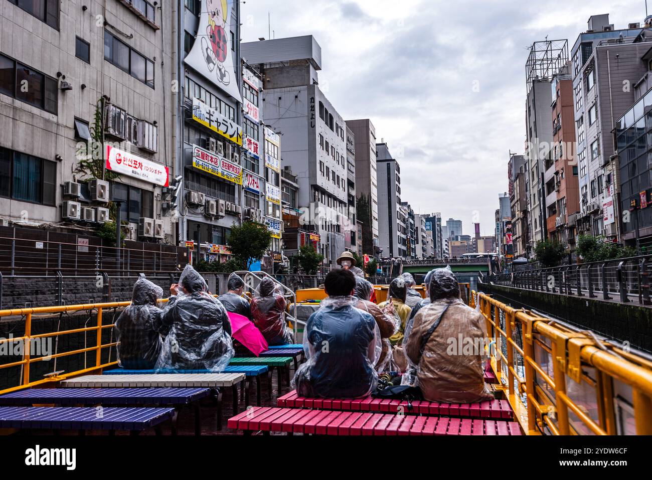 Dotonbori, crociera sul fiume in una vibrante giornata di pioggia nel cuore di Osaka, Honshu, Giappone, Asia Foto Stock