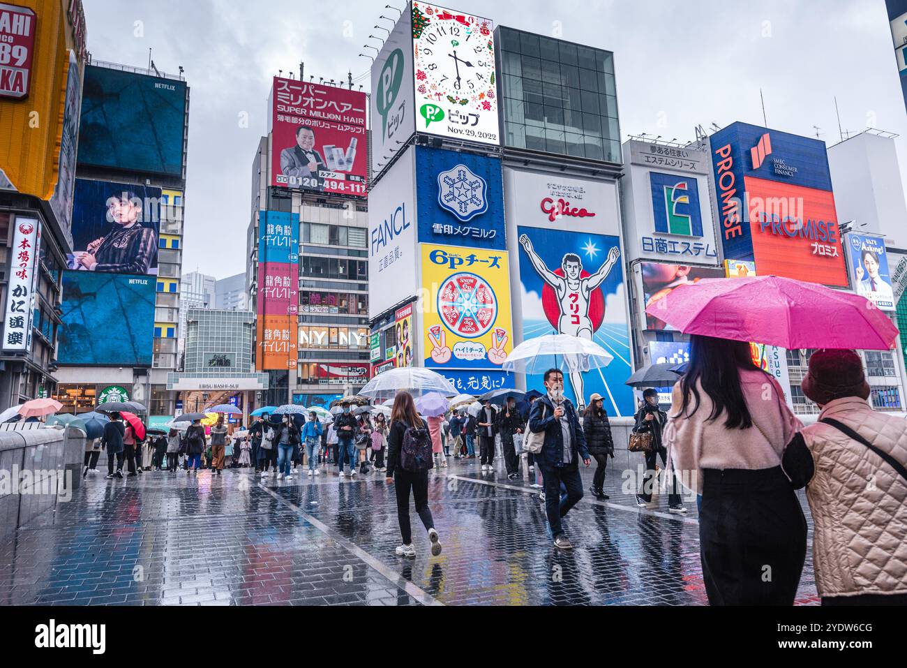 Famoso cartello Dotonbori Glico, grande pubblicità vivace in un giorno di pioggia, Dotonbori, Osaka, Honshu, Giappone, Asia Foto Stock