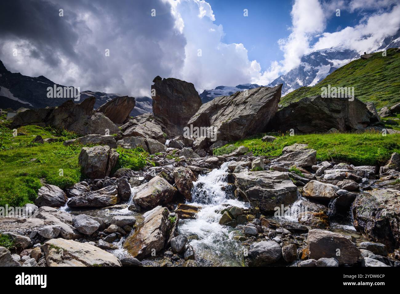 Paesaggio roccioso di fronte alle montagne, Monte Rosa, Dufourspitze, Alpi italiane, Italia, Europa Foto Stock