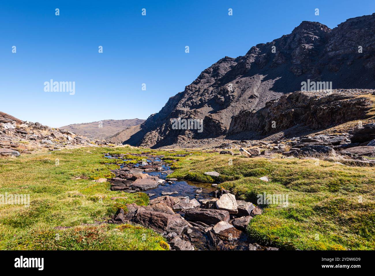 Lago di montagna, Laguna larga, ai piedi di Mulhacen, la montagna più alta della Spagna nella Sierra Nevada, Andalusia, Spagna, Europa Foto Stock