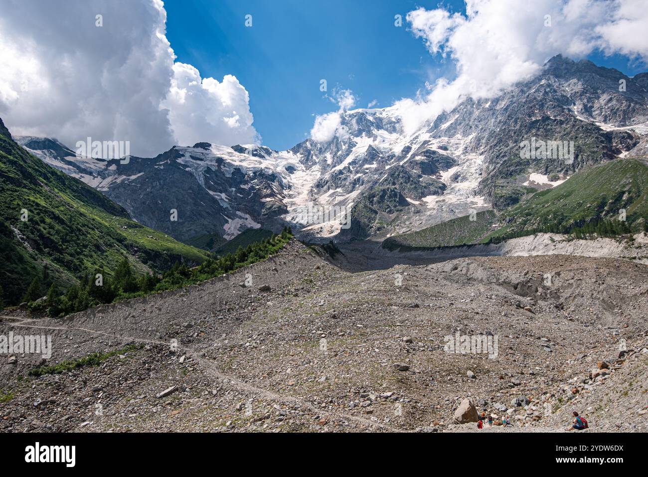 Sentiero escursionistico nel paesaggio alpino di fronte al Monte Rosa con paesaggio morenico, Alpi italiane, Italia, Europa Foto Stock