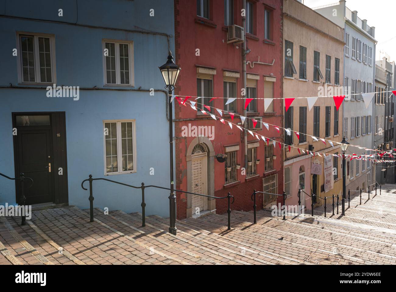 Scalinata del Castello di Gibilterra, splendida area residenziale sulla collina di vicoli stretti, Gibilterra, Europa Foto Stock