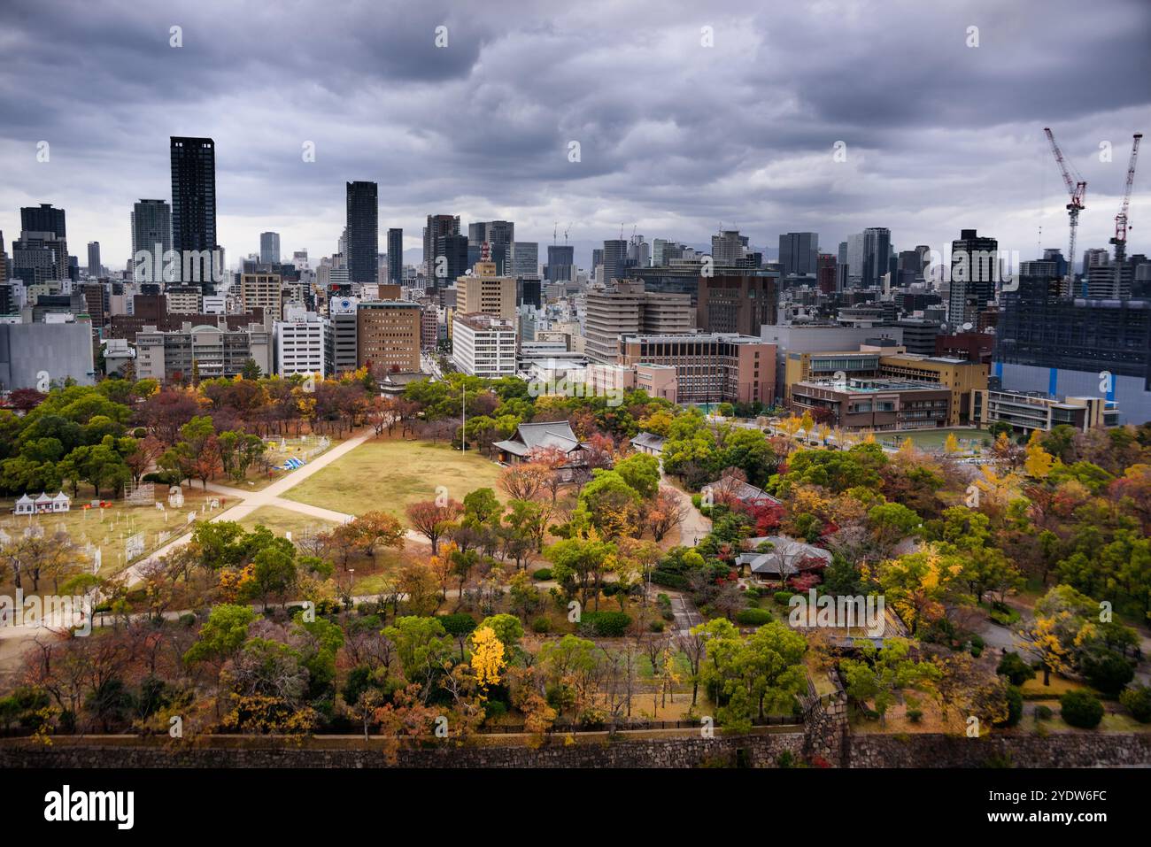 Affacciato sul parco del castello e sullo skyline della città, con un cielo spettacolare in autunno, Osaka, Honshu, Giappone, Asia Foto Stock