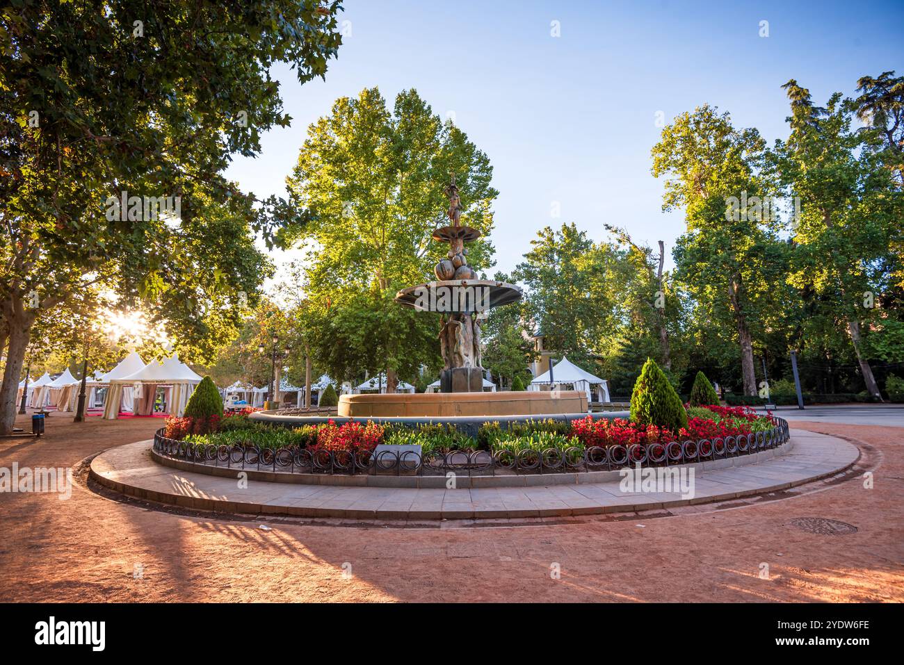 Splendida fontana con fiori e lussureggianti alberi verdi, Los Fuentes de Granada, Granada, Andalusia, Spagna, Europa Foto Stock
