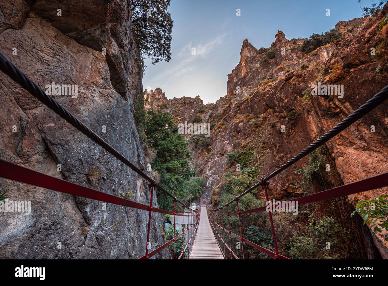 Ponte sospeso pedonale che conduce attraverso la gola di Los Cahorros Monachil, Monachil, Sierra Nevada, Granada, Andalusia, Spagna, Europa Foto Stock