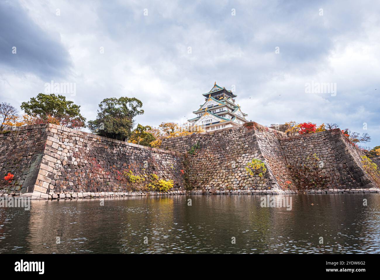 Ripide pareti di fossato del castello e acque dai colori autunnali in autunno, Osaka, Hoshu, Giappone, Asia Foto Stock