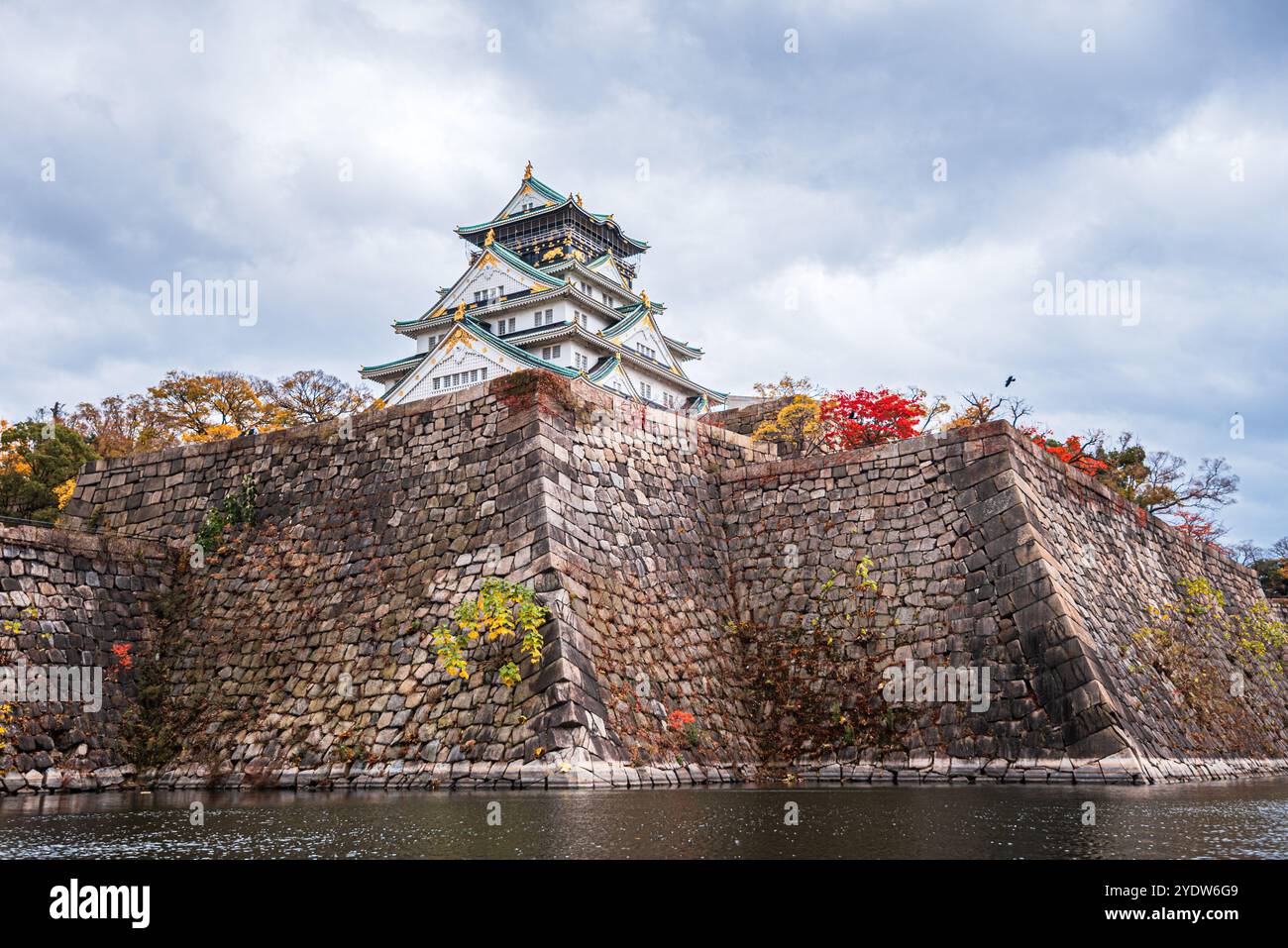 Ripide pareti di fossato del castello e acque dai colori autunnali in autunno, Osaka, Hoshu, Giappone, Asia Foto Stock