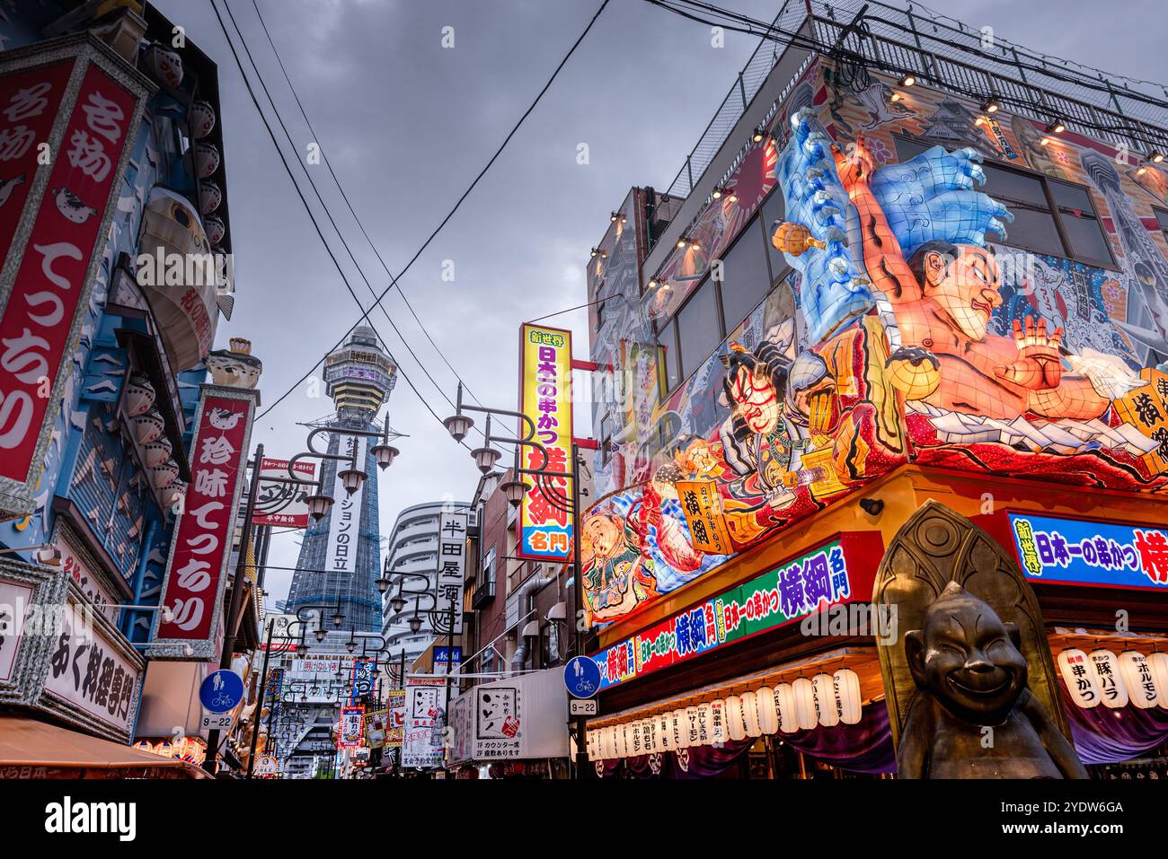 Quartiere Shinsekai e Torre Tsutenkaku in serata con colorate luci al neon dei ristoranti, Osaka, Honshu, Giappone, Asia Foto Stock