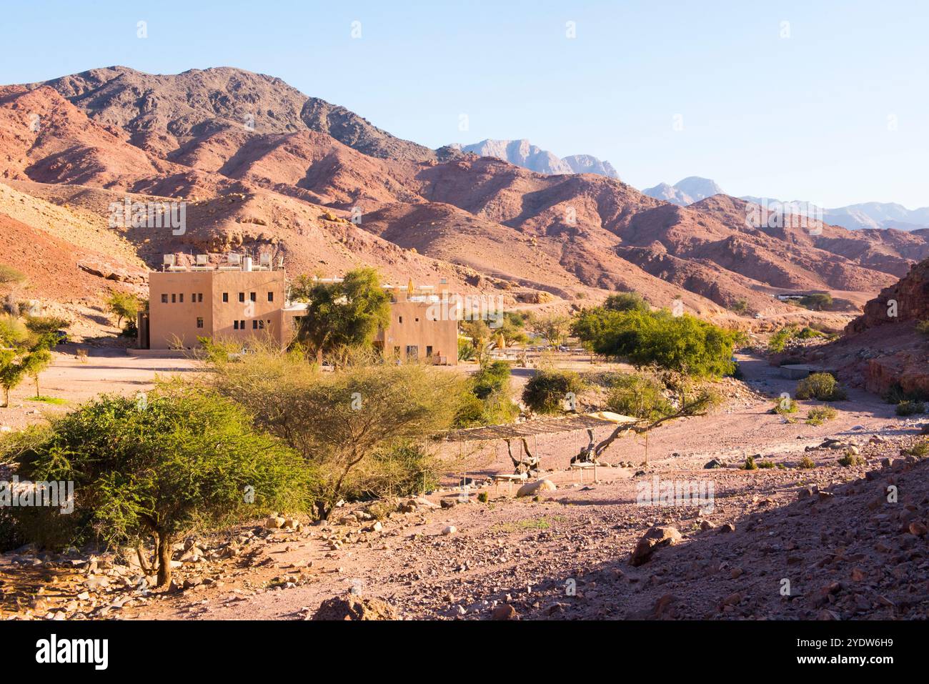 Feynan Ecolodge situato sulle banche di Wadi Feyman, riserva della biosfera di Dana, Giordania, Medio Oriente Foto Stock