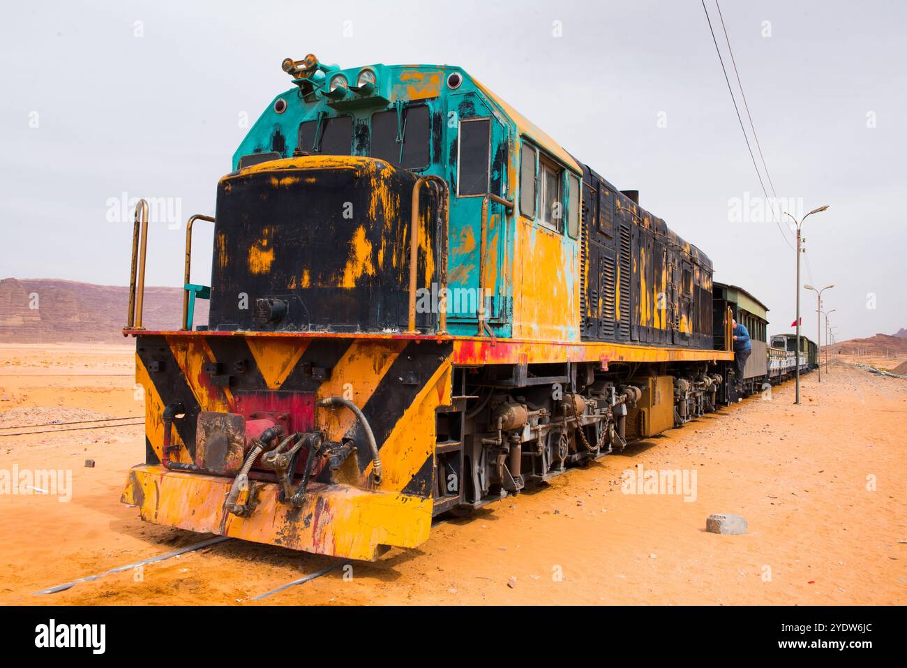 Treno turistico su una parte della vecchia linea Hedjaz vicino a Wadi Rum, Giordania, Medio Oriente Foto Stock