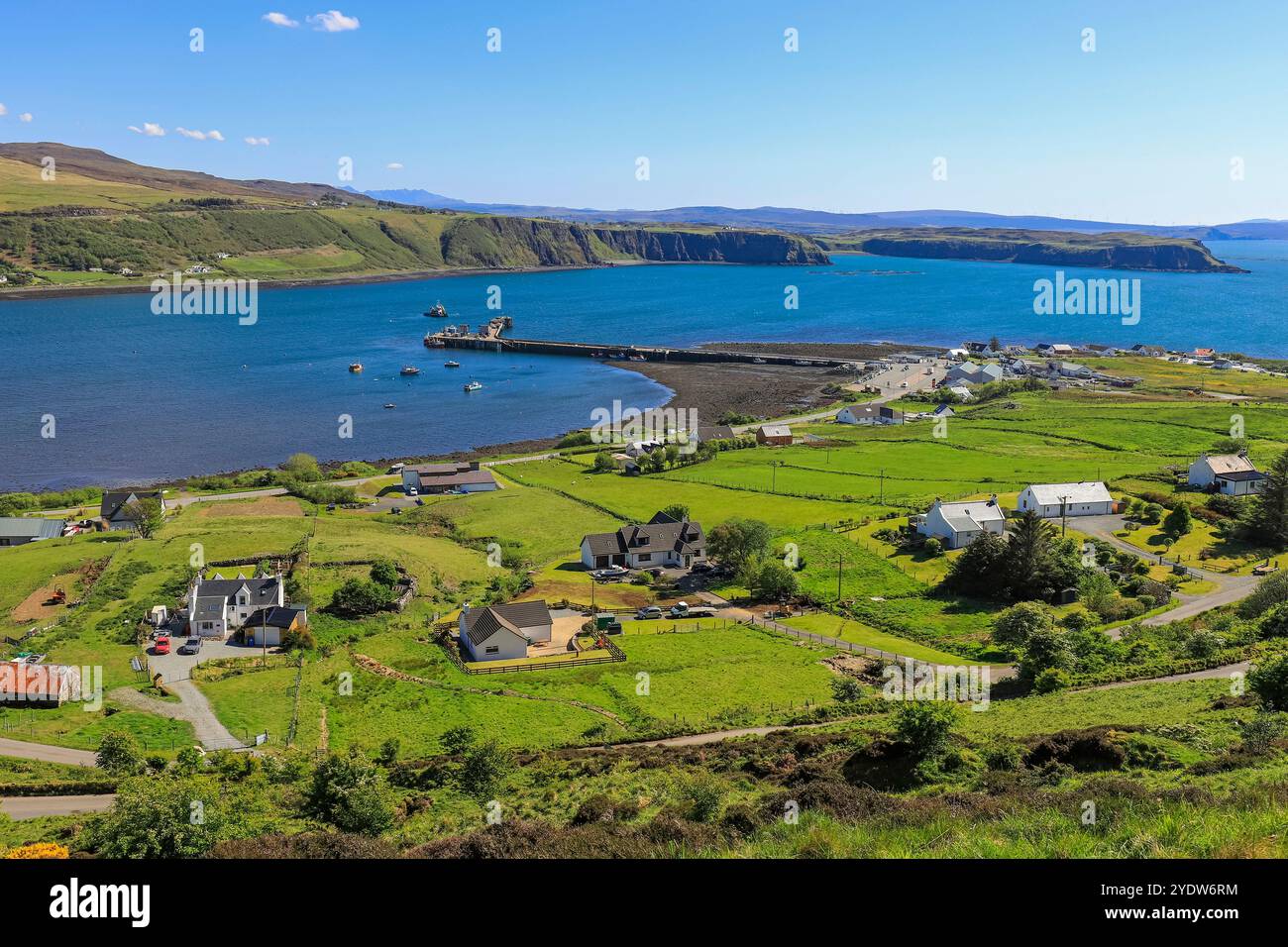 Guardando a sud dal punto panoramico di Idrigal Bay al porto di Uig e al terminal dei traghetti nell'estremo nord dell'isola, Skye, Scozia Foto Stock