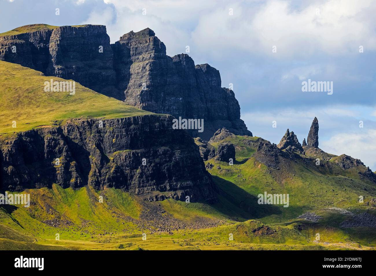 Scogliere laviche basaltiche sopra i sedimenti giurassici presso la torre Trotternish Ridge sopra questo paesaggio frana e l'Old Man of Storr, Scozia Foto Stock