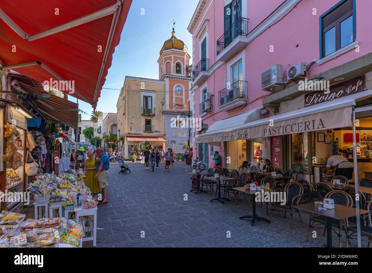 Veduta della Basilica di S. Maria di Loreto e dei negozi e caffetterie, Forio, Isola d'Ischia, Campania, Italia, Europa Foto Stock