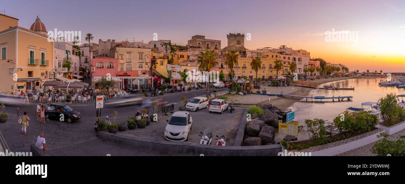 Vista di caffetterie e bar su via Marina al tramonto, Forio, Isola d'Ischia, Campania, Italia, Europa Foto Stock