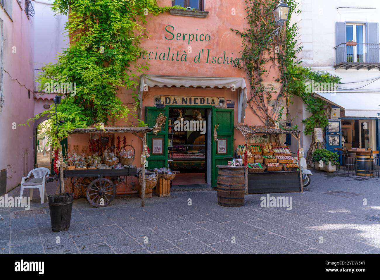 Vista di negozi e bar colorati in via San Francisco, Forio, Isola d'Ischia, Campania, Italia, Europa Foto Stock
