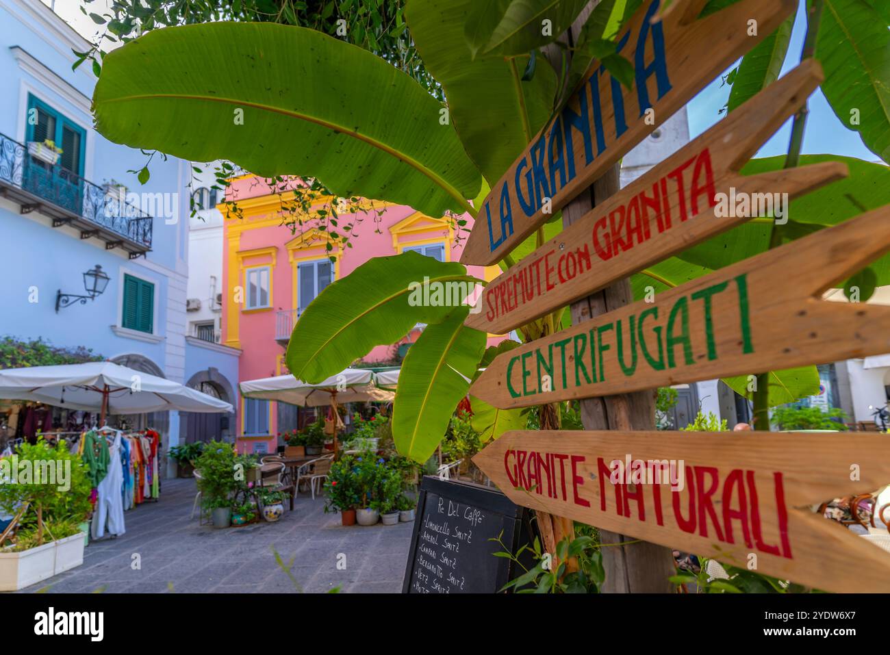 Vista di negozi e bar colorati in via San Francisco, Forio, Isola d'Ischia, Campania, Italia, Europa Foto Stock