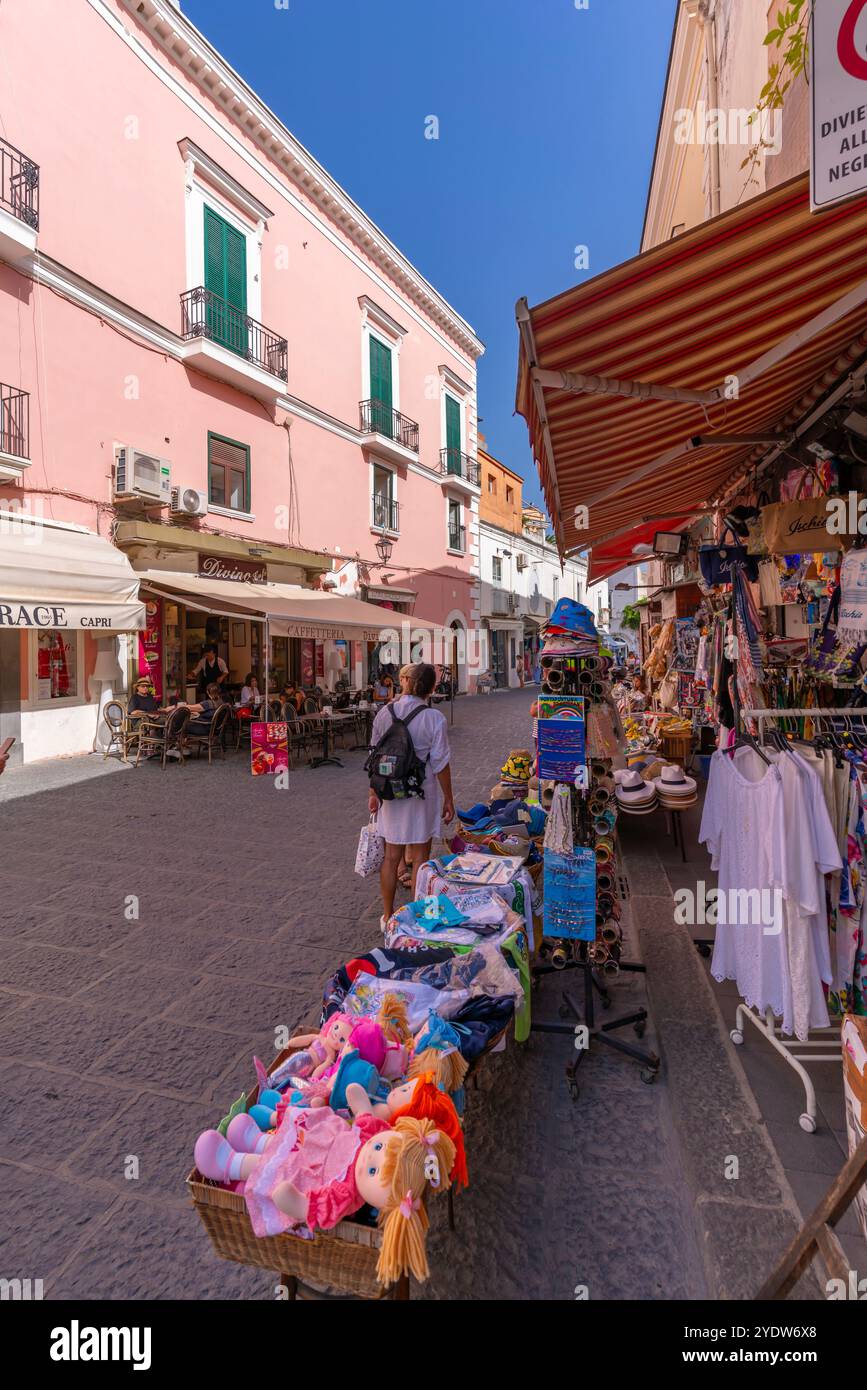 Vista dei negozi e delle caffetterie a Forio, Forio, Isola d'Ischia, Campania, Italia, Europa Foto Stock