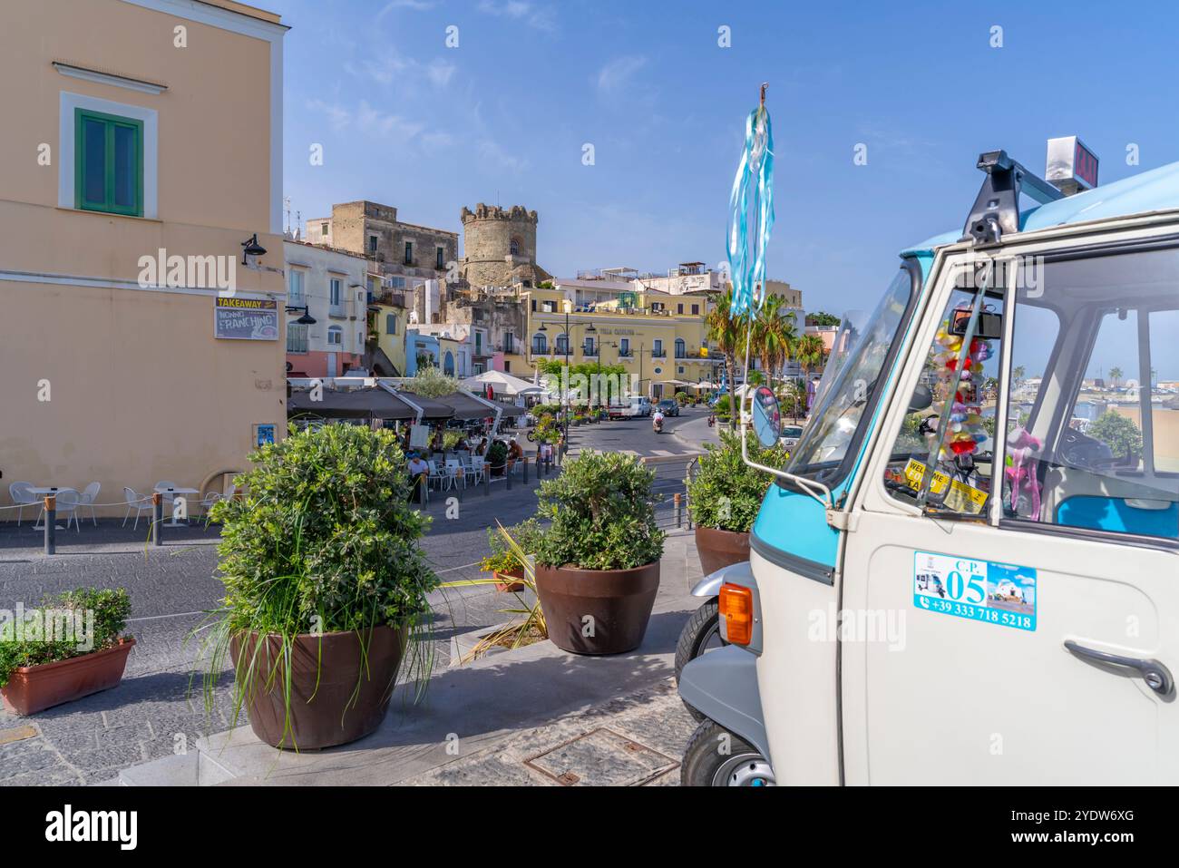 Veduta di caffetterie e bar del porto turistico e del Museo del Castello di Torrione, Forio, Isola d'Ischia, Campania, Italia, Europa Foto Stock