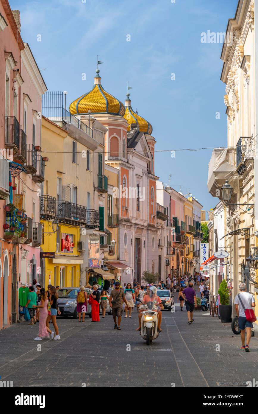 Vista del negozio, caffetteria e basilica di S. Maria di Loreto, Forio, Isola d'Ischia, Campania, Italia, Europa Foto Stock