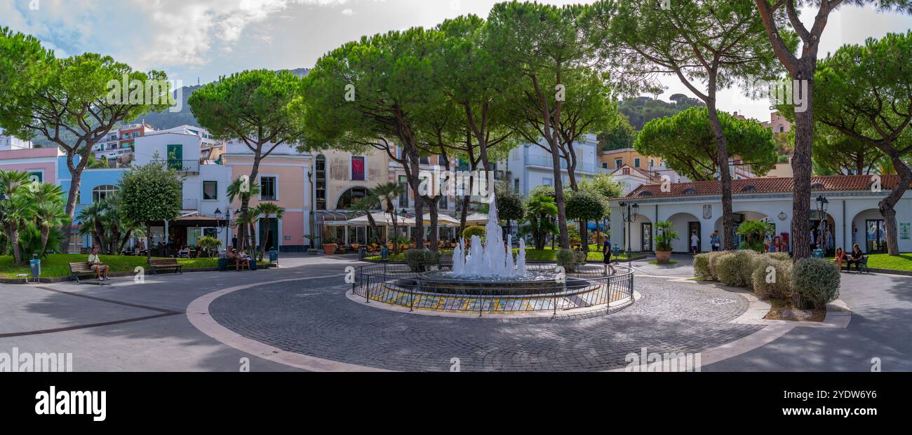 Veduta di caffetterie e ristoranti in Piazza Marina a Casamicciola Terme, Isola d'Ischia, Campania, Italia, Europa Foto Stock