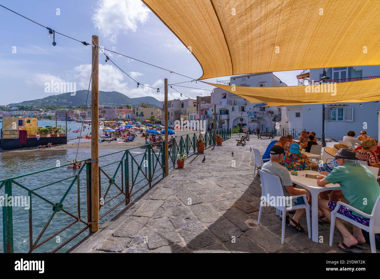 Vista della caffetteria che si affaccia sulla spiaggia di Miramare e Castello, sul porto di Ischia, sull'isola di Ischia, sulla Campania, sull'Italia, Europa Foto Stock