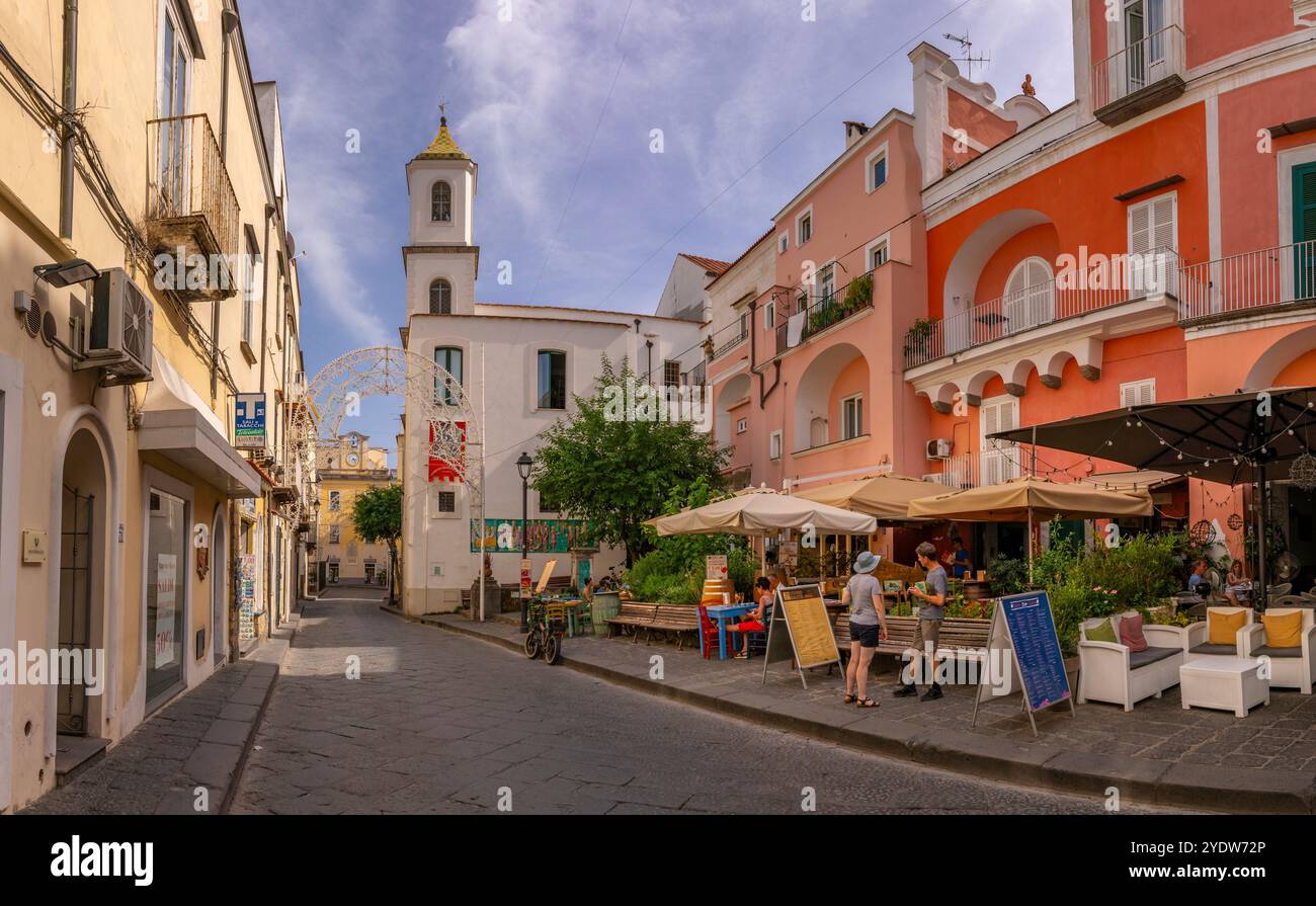 Vista sulla Chiesa dello Spirito Santo e ristorante in via Luigi Mazzella, Porto di Ischia, Isola d'Ischia, Campania, Italia, Europa Foto Stock