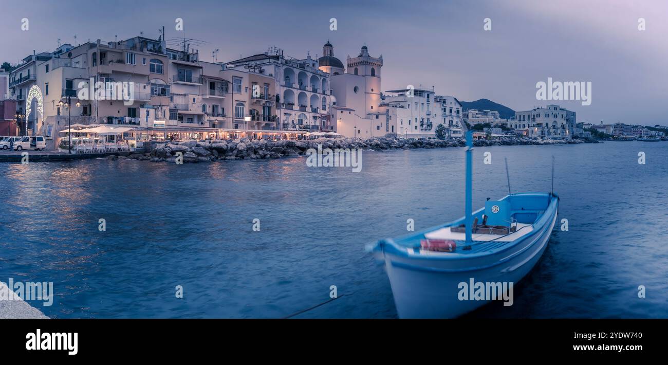 Vista del Duomo di Santa Maria Assunta e della costa al crepuscolo, porto di Ischia, isola di Ischia, Campania, Italia, Europa Foto Stock