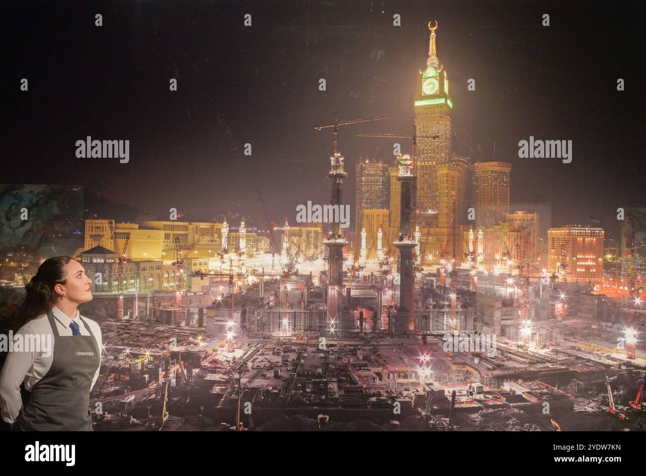 Londra, Regno Unito. 28 OTTOBRE 2024 AHMED MATER (B.1979, TABUK). Luce artificiale (dalla serie Desert of Phran): GBP 70,000-100,000. Un'anteprima dell'arte mediorientale moderna e contemporanea al Christie's, con le principali attrazioni della collezione Dalloul. Credito. Amer Ghazzal/Alamy Live News Foto Stock