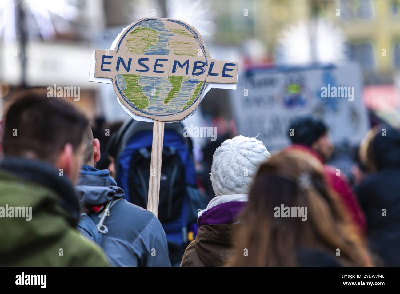 Segno francese visto in una protesta ecologica dicendo insieme, su una rappresentazione della terra Foto Stock