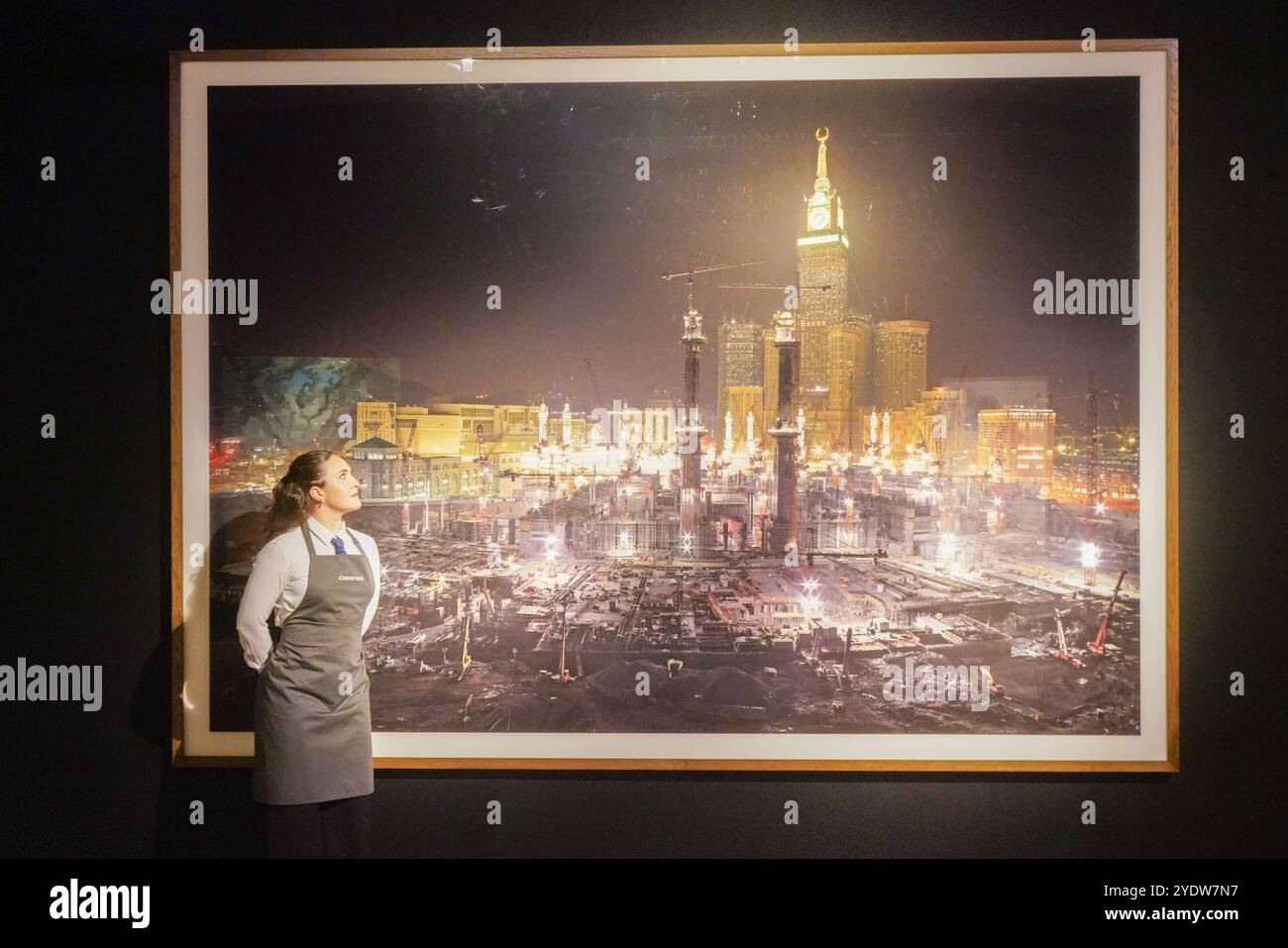 Londra, Regno Unito. 28 OTTOBRE 2024 AHMED MATER (B.1979, TABUK). Luce artificiale (dalla serie Desert of Phran): GBP 70,000-100,000. Un'anteprima dell'arte mediorientale moderna e contemporanea al Christie's, con le principali attrazioni della collezione Dalloul. Credito. Amer Ghazzal/Alamy Live News Foto Stock