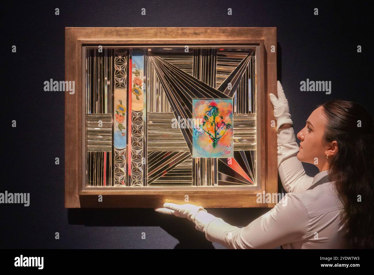 Londra, Regno Unito. 28 ottobre 2024 MONIR SHAROODY FARNFARMAIAB (1922, Qazvin-2019, Teheran) senza titolo. Stima: GBP 70.000-100.000. Un'anteprima dell'arte mediorientale moderna e contemporanea al Christie's, con le principali attrazioni della collezione Dalloul. Credito. Amer Ghazzal/Alamy Live News Foto Stock