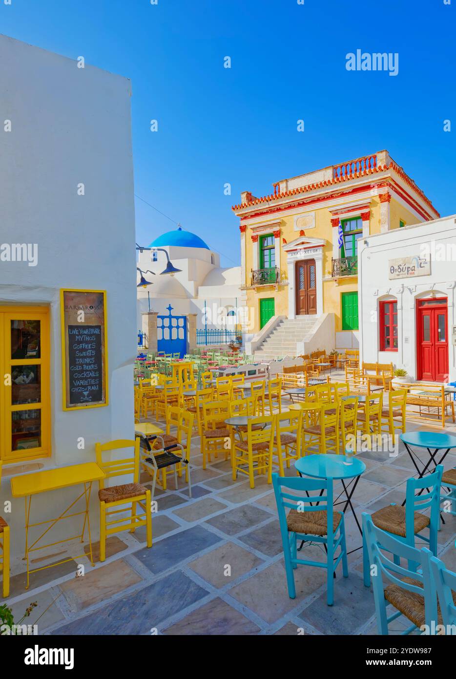 Vista della colorata piazza centrale superiore di Chora, Chora, Serifos Island, Cicladi, isole greche, Grecia, Europa Foto Stock