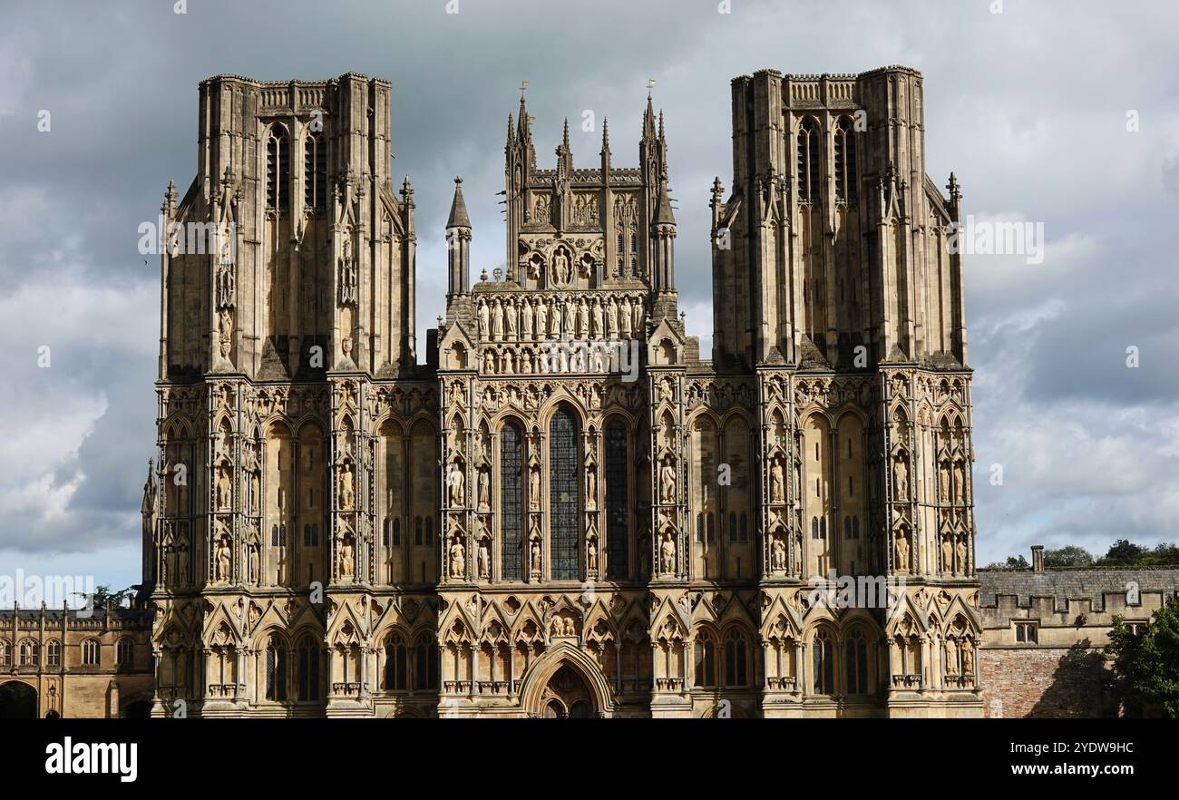 Wells Cathedral, una cattedrale anglicana del XII secolo dedicata a Sant'Andrea Apostolo, sede del vescovo di Bath e Wells, Wells, Somerset, Inghilterra Foto Stock