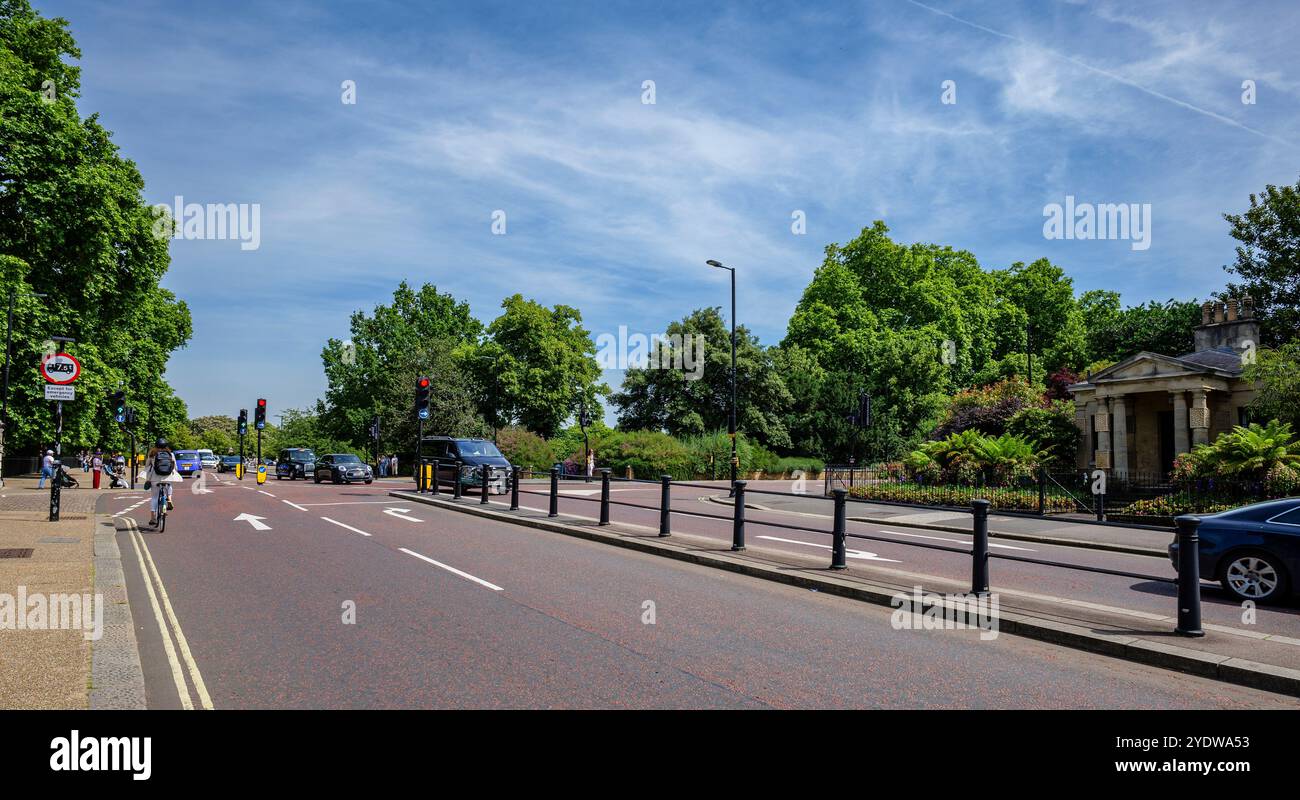 Londra - 06 16 2022: Veduta di W Carriage Dr in Hyde Park Foto Stock