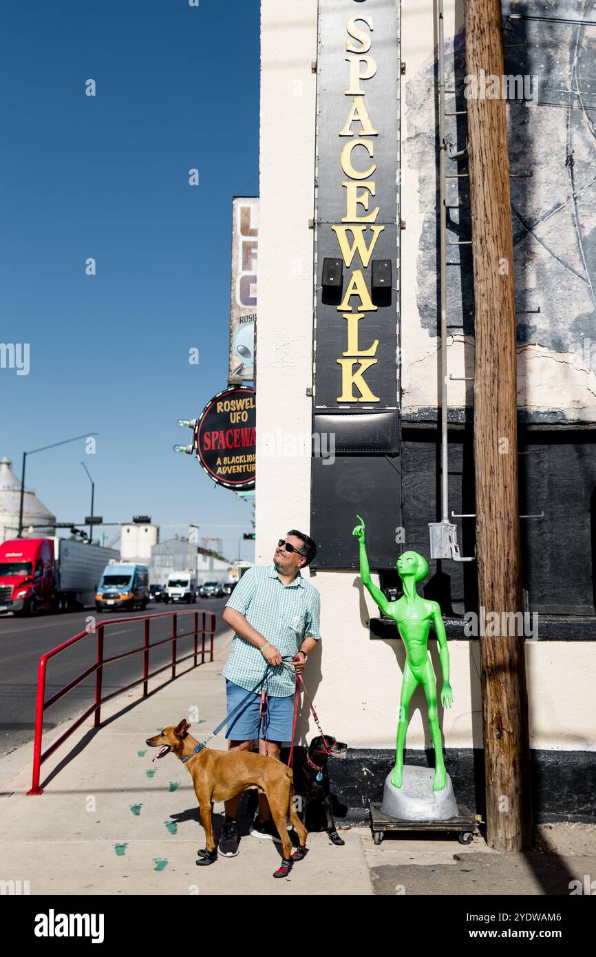 Uomo fuori dal museo degli alieni con cani e alieni Foto Stock